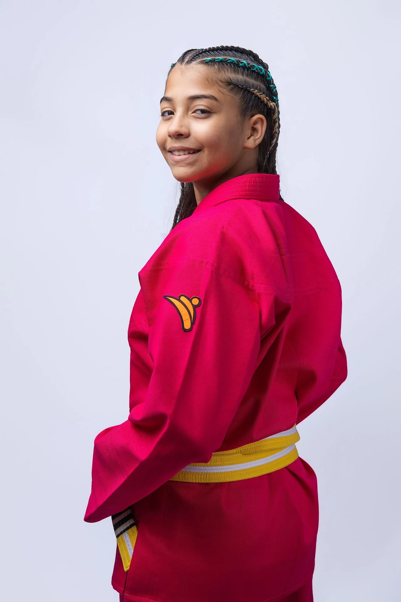 Atleta jovem vestindo kimono rosa Combate