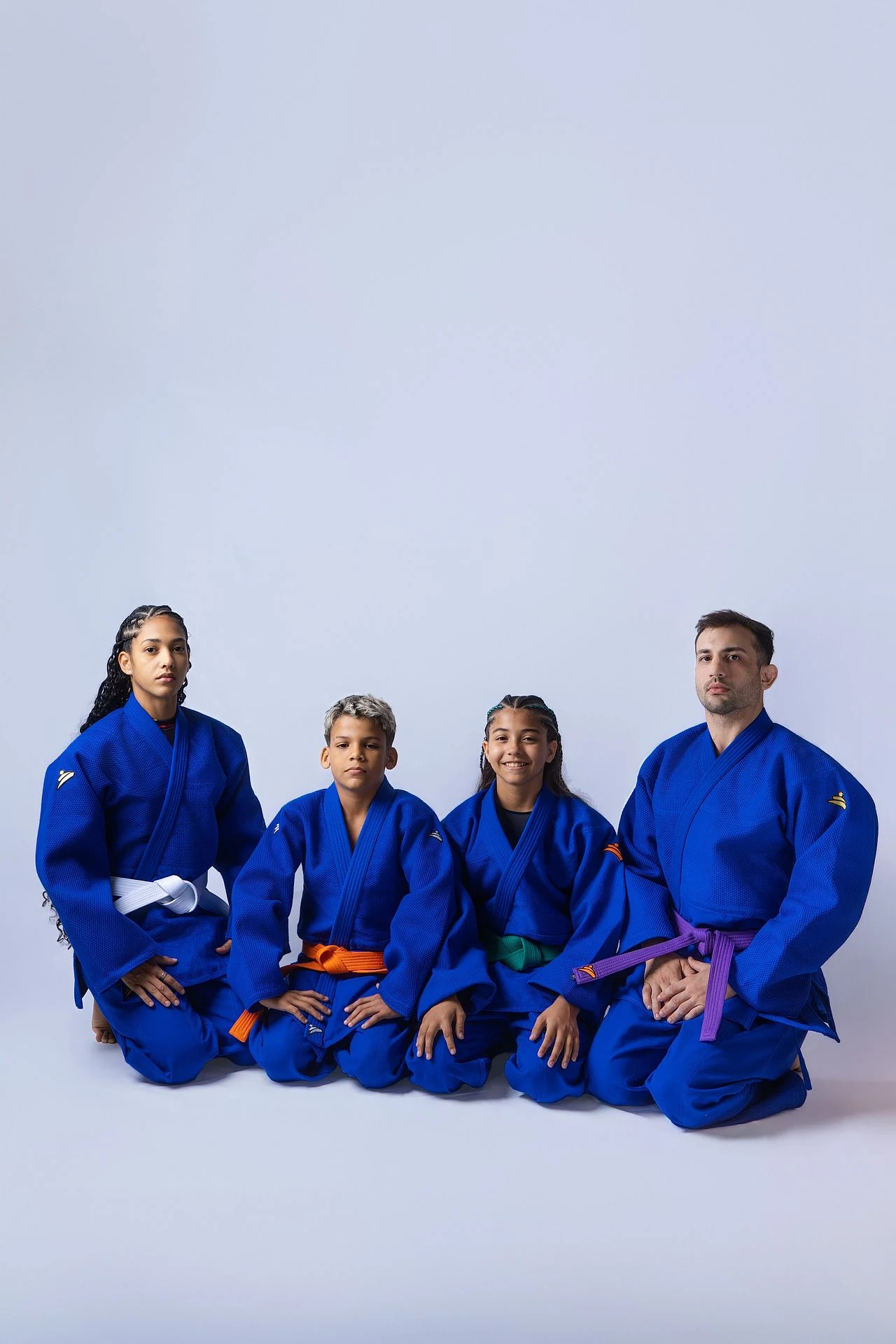 Equipe de atletas usando kimonos azuis Combate