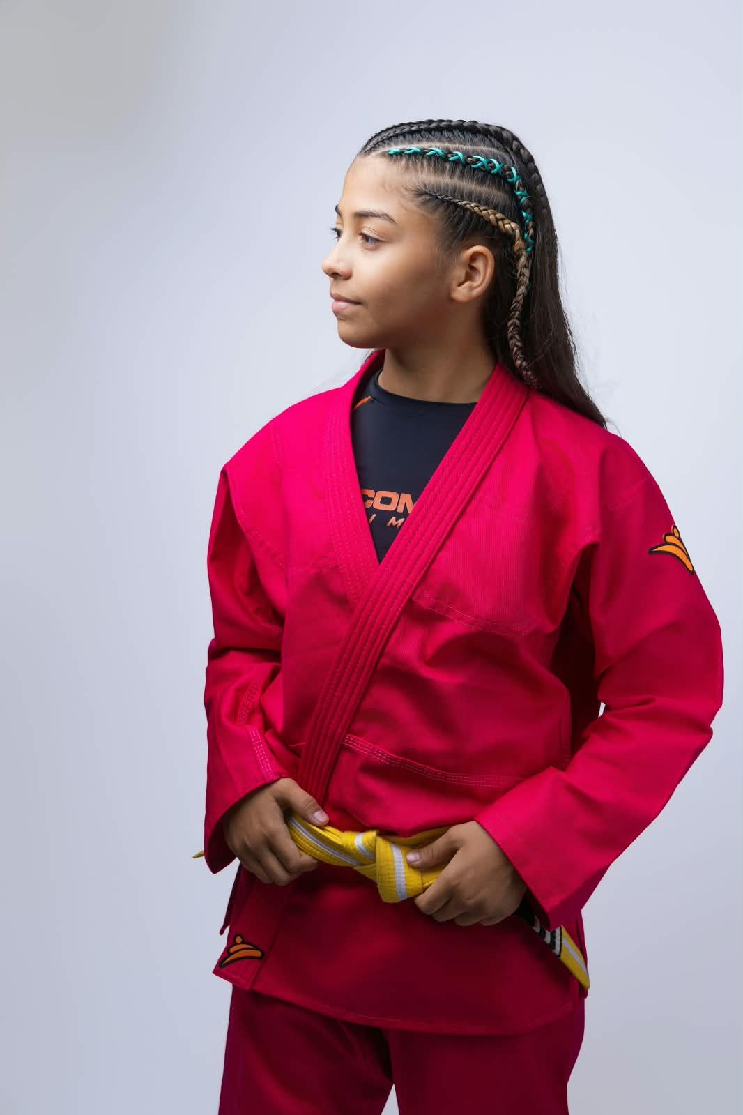 Atleta vestindo Kimono Brim Reforçado rosa da Combate