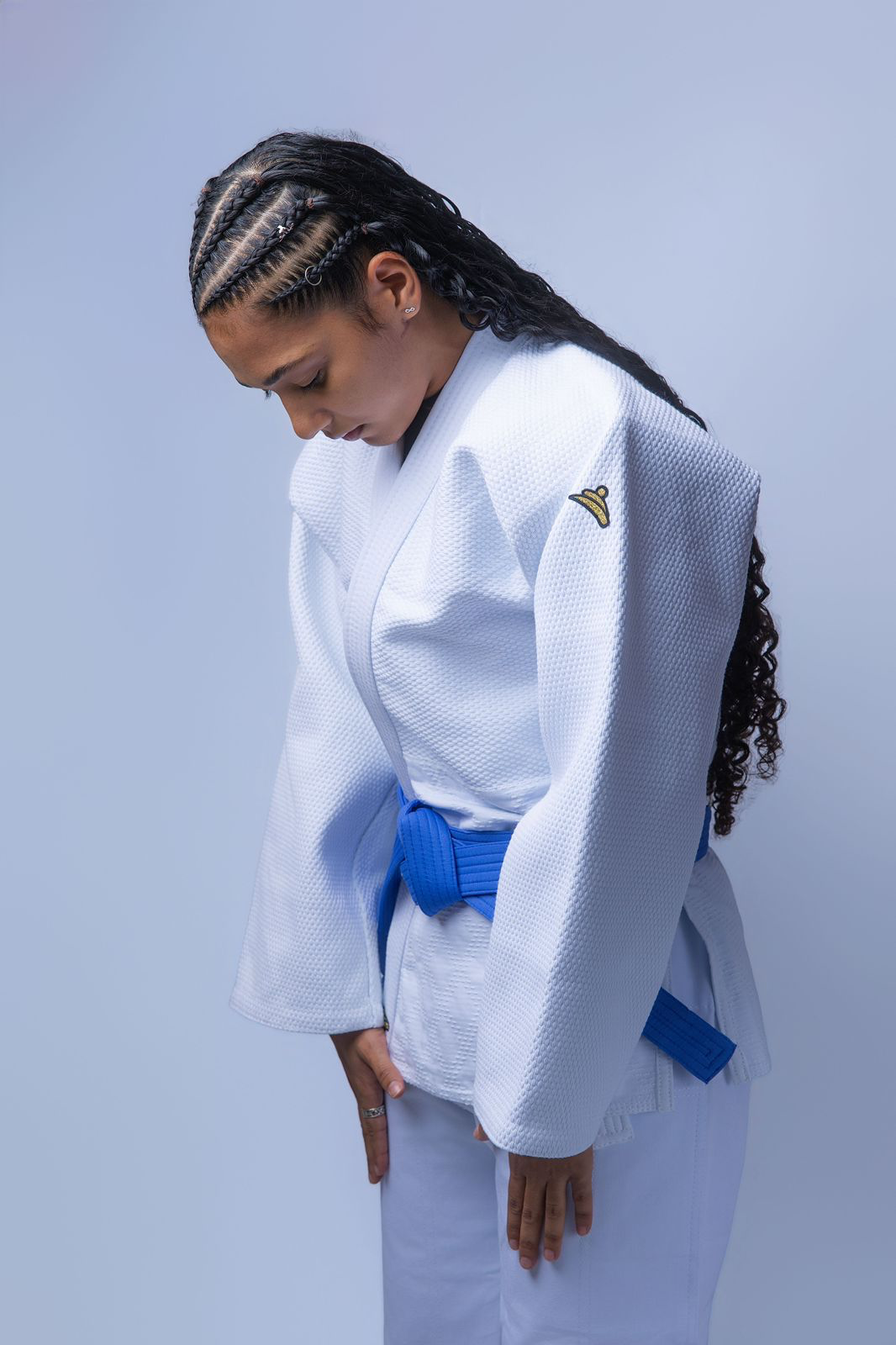 Vista lateral do Kimono Série Ouro branco para Judô, com detalhes do tecido e da ombreira