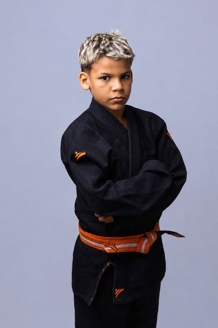Atleta vestindo Kimono Trançado Standard preto da Combate para Jiu-Jitsu