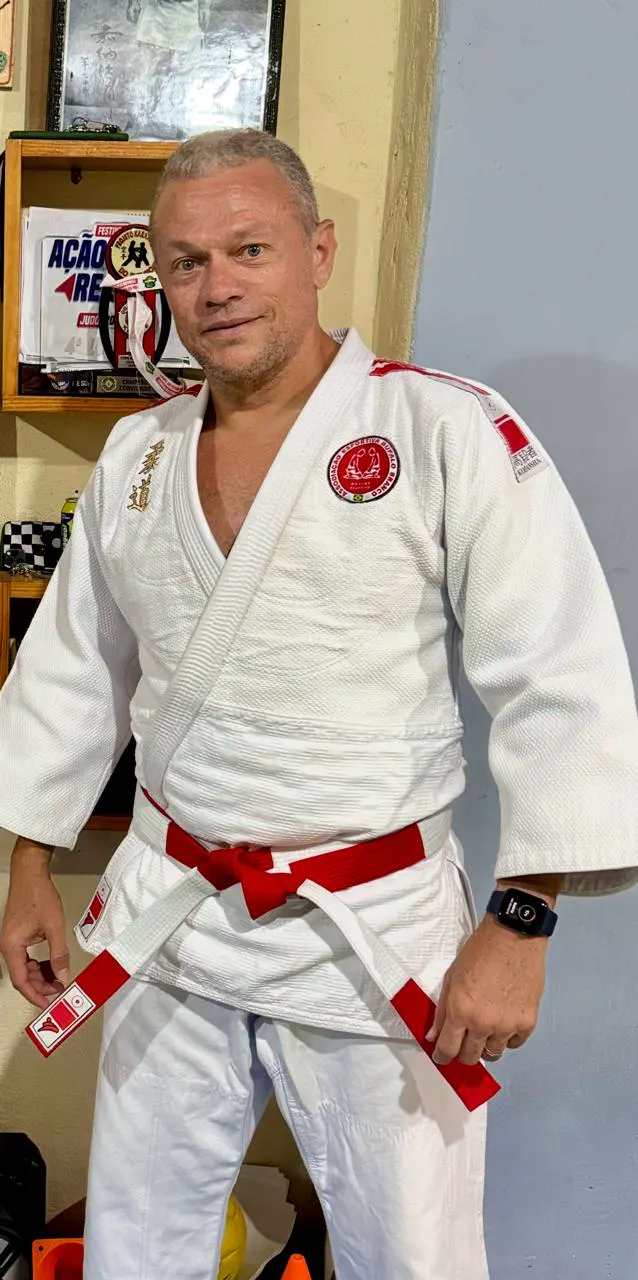 Professor Josenir Barbosa vestindo kimono de Judô