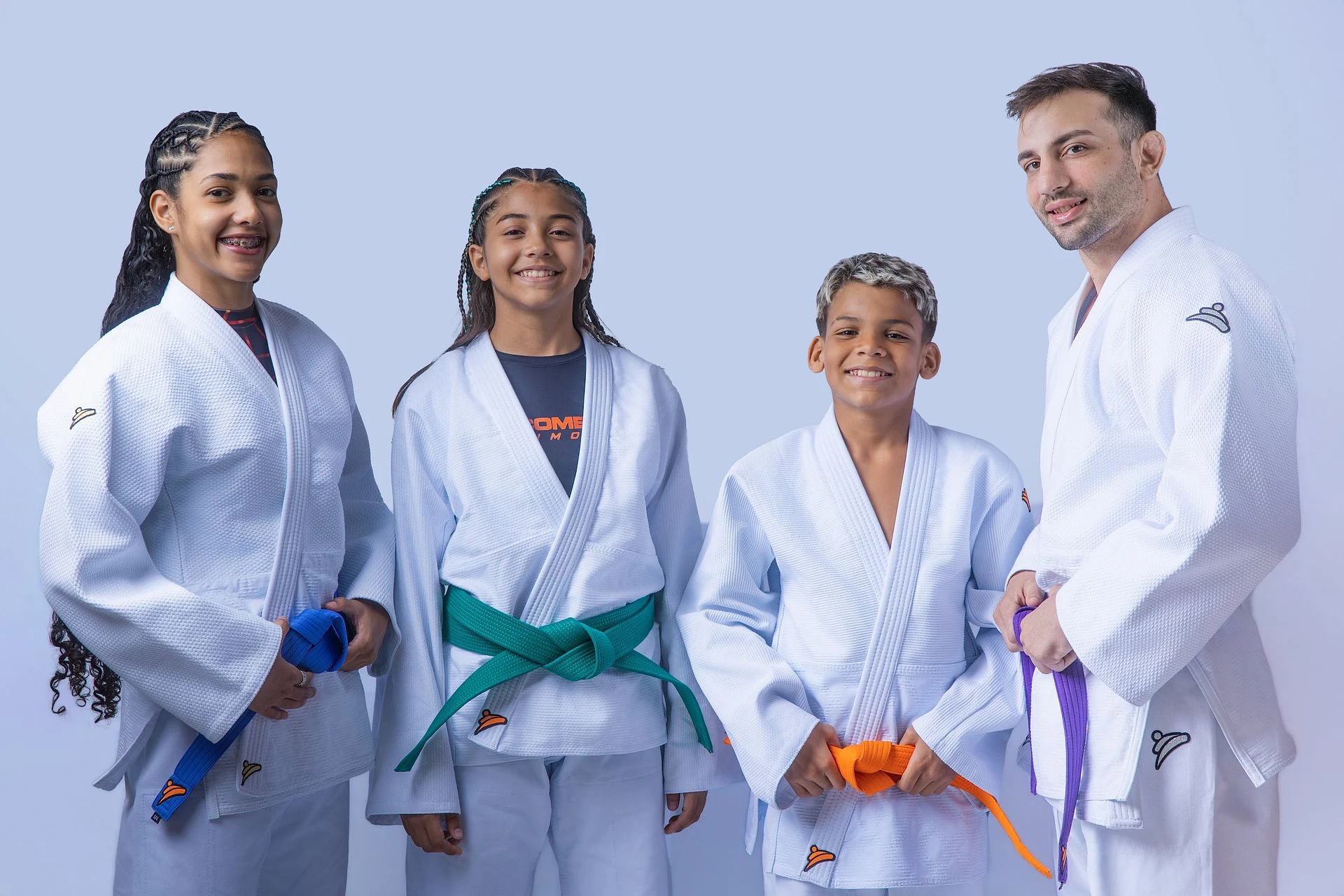 Atletas de diferentes idades vestindo kimonos Combate